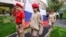 Иллюстративное фото: участники движения "Юнармия", поднимают флаг перед уроками в школе в Москве