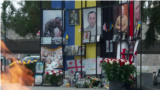 В Тбилиси еще в марте появился своеобразный уголок памяти погибших в Украине грузинских бойцов. С каждым месяцем фотографий в траурных рамках становится все больше. С марта по середину декабря в Украине погибли 36 грузинских добровольцев