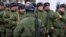 Торжественная церемония вручения боевого оружия мобилизованным гражданам в учебном центре 