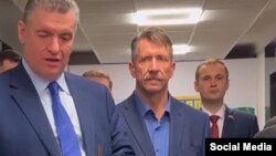 Леонид Слуцкий и Виктор Бут (по центру) открывают офис ЛДПР в Грозном