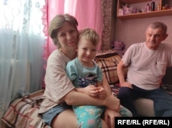 Людмила с сыном и отчимом