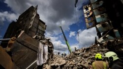 Спасатели ищут тела под обломками здания в Бородянке Киевской области 11 апреля 2022 года
