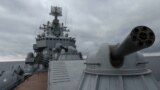 Российский крейсер "Москва" во время военно-морских учений в Черном море у крымского порта Севастополь. Скриншот видео Минобороны России, 18 февраля 2022 года 