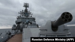 Российский крейсер "Москва" во время военно-морских учений в Черном море у крымского порта Севастополь. Скриншот видео Минобороны России, 18 февраля 2022 года 