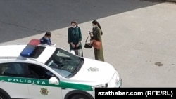 Полиция Ашхабада останавливает женщин на улице