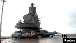 Российский авианосец "Адмирал Кузнецов" на базе в Тартусе