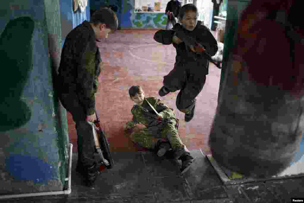 Мальчики участвуют в военных учениях в военно-патриотическом лагере &quot;Русские витязи&quot; в селе Сенгилеевское около Ставрополя&nbsp;(Reuters/Eduard Korniyenko)