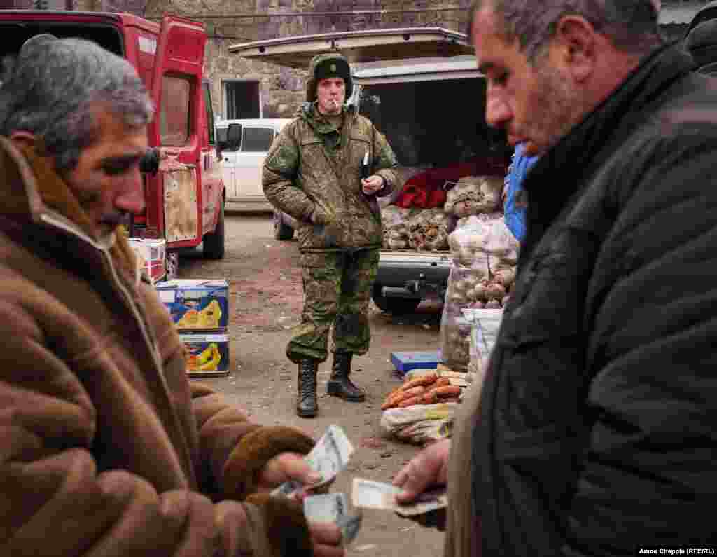 Российский солдат с базы в Гюмри в очереди к прилавку на центральном рынке. В 120-тысячном городе сегодня расквартированы 3 тысячи рсосийских солдат