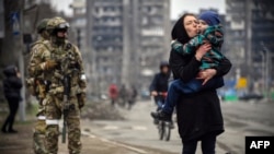 Российские военные на улицах Мариуполя, весна 2022 года