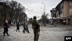 Российский военный на улице разрушенного Мариуполя