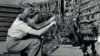 Женщина чинит один из первых компьютеров IBM, 1948 год