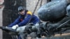 Разбирают обломки военного самолета Су-34 на месте авиакатастрофы в городе Ейске, Краснодарский край