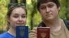 Украинка и россиянин поженились и вместе бегут от войны через Казахстан