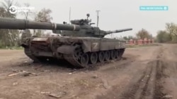 "Техники немерено!" Украинские военные показывают трофейные российские танки и оружие 