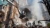 Спасатели разбирают завалы после атаки российского беспилотника иранского производства. Под обломками здания погибли пять человек. Киев, 17 октября 2022 года