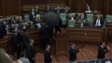 Премьер-министра Косово закидали яйцами в здании парламента