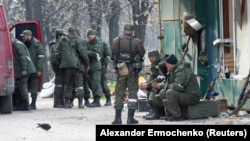 Военнослужащие пророссийских войск. Мариуполь, Украина, 17 апреля 2022 года
