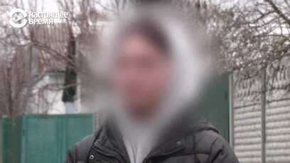 пожилую  насилуют 