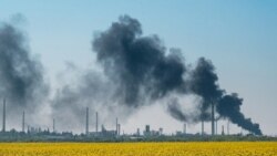 Дым от обстрелянного нефтеперерабатывающего завода возле Лисичанска 9 мая 2022 года