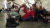 Киевляне, которые прячутся в метро от обстрелов, поют "Червону калину"