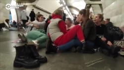 Киевляне, которые прячутся в метро от обстрелов, поют "Червону калину"