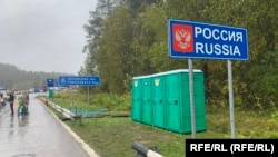 Биотуалеты для ожидающих в очереди на переход границы России и Эстонии в Псковской области