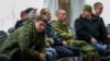 "Даже не отпускают домой собраться". В РФ мужчин уводят в военкоматы с работы и мобилизуют, несмотря на тяжелые заболевания