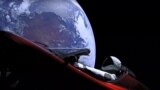 SpaceX запустила на орбиту электрокар Tesla с манекеном-водителем