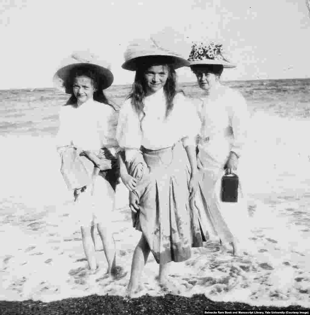 Близкий друг семьи Романовых, Анна Вырубова (справа), гуляет по пляжу в обществе дочерей императора, великих княжон Татьяны и Ольги