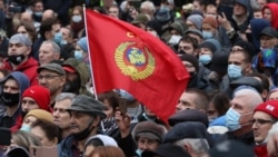 Утро: туалетные ершики на митинге, коммунисты в заточении, Путин о демократии
