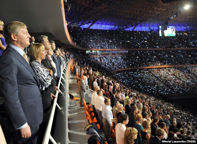Владелец ФК "Шахтер" Ринат Ахметов, президент Украины Виктор Ющенко и его жена Катерина на открытии стадиона "Донбасс Арена", август 2009 года