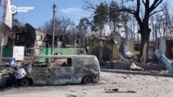 Тела на асфальте, разрушенные дома, сгоревшие машины, бегающие по улицам собаки. Как выглядят города под Киевом, где шли бои