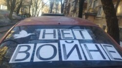 "Какие опасные преступники! Они водят хоровод". Несмотря на задержания и уголовные дела, россияне ищут новые формы антивоенного протеста
