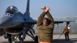 Американский летчик пилотирует истребитель F-16 Falcon на авиабазе в Румынии в феврале 2022 года. Фото: Reuters