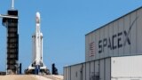 Запуск ракеты Falcon Heavy компании SpaceX с коммуникационным оборудованием на борту. Апрель 2019