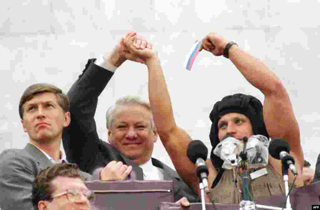 Борис Ельцин и около ста тысяч его сторонников празднуют провал путча. 22 августа 1991 года.&nbsp;