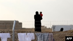 Женщина с ребенком в лагере для беженцев вблизи деревни Хасан Шам. Фото иллюстративное