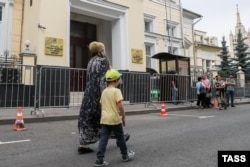 Возле посольства Республики Таджикистан в Гранатном переулке в Москве. Июль 2020 года. Фото: ТАСС