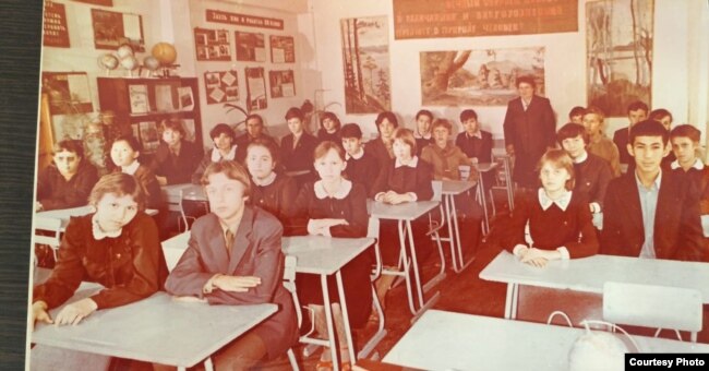 Сауле Омарова (на заднем плане – вторая слева) с одноклассниками в школе № 21 города Уральска