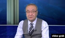 Журналист Озодлика Уктамбек Каримов (творческий псевдоним Сарвар Усмон) выступил в качестве ведущего репетиции прямого эфира, посвященного президентским выборам в Узбекистане
