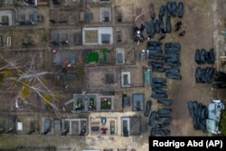 Работа по идентификации тел погибших во время оккупации гражданских жителей Бучи. 6 апреля 2022 года. Фото: AP
