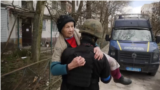 "Войну прожила ребенком. Три года мне было. И вот опять". Из Луганской и Донецкой областей массово эвакуируют мирных жителей 