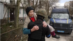 "Войну прожила ребенком. Три года мне было. И вот опять". Из Луганской и Донецкой областей массово эвакуируют мирных жителей 