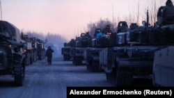 Колонна пророссийских войск на дороге, ведущей к осажденному городу Мариуполю, Украина, 28 марта 2022 года 