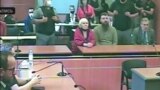 Иван Близнюк вместе со своим адвокатом Лилианой Борисюк слушает приговор в суде Буэнос-Айреса 7 апреля 2022 года