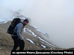Иван Давыдов во время ультрамарафона по горам Кавказа в поддержку омского хосписа