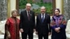 Матери президента Туркменистана присвоили звание "заслуженной ковровщицы"