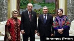 Президент Турции Реджеп Тайип Эрдоган и первая леди Турции Эмине Эрдоган, бывший президент Туркменистана Гурбангулы Бердымухамедов и его жена, мать нынешнего президента Сердара Бердымухамедова Огулгерек Бердымухамедова