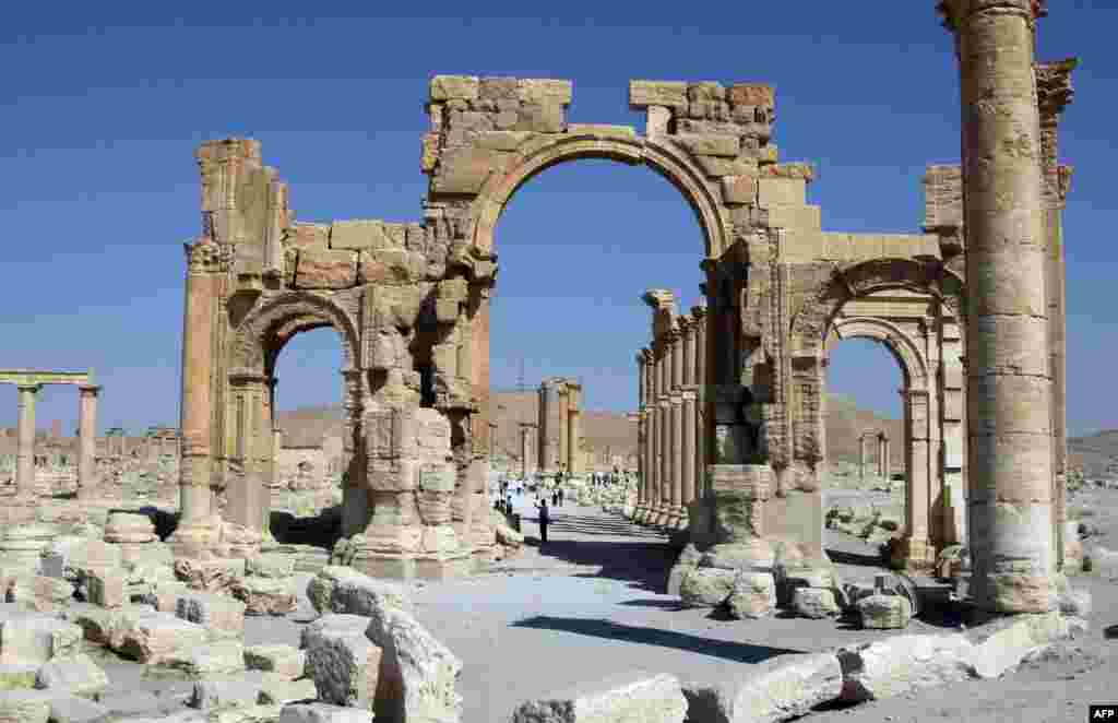 Снова римские развалины. Пальмира стала преуспевающим городом после того, как он попал под контроль Римской империи в II веке нашей эры