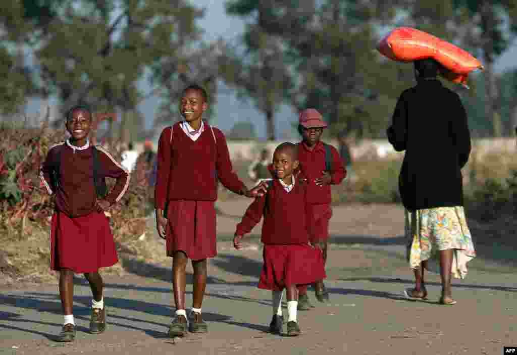 Школьники Зимбабве гордо носят бордовую униформу